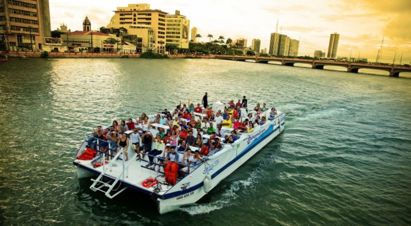 Olha! Recife oferece o concorrido passeio de catamarã pelo rio Capibaribe