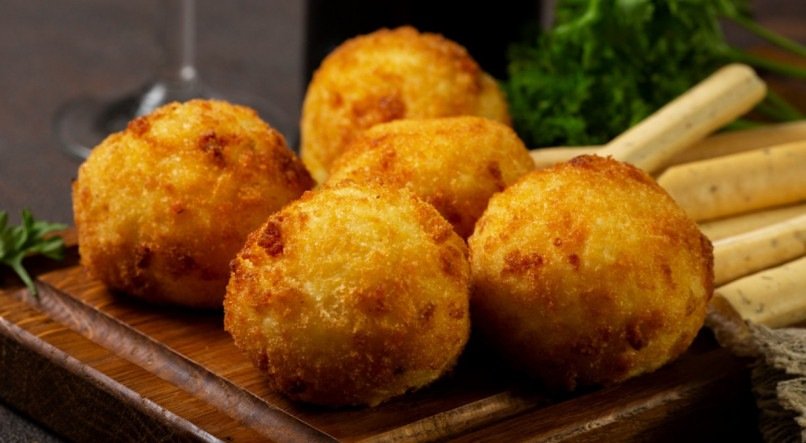 Confira como fazer bolinhas de queijo fáceis com apenas 3 ingredientes.