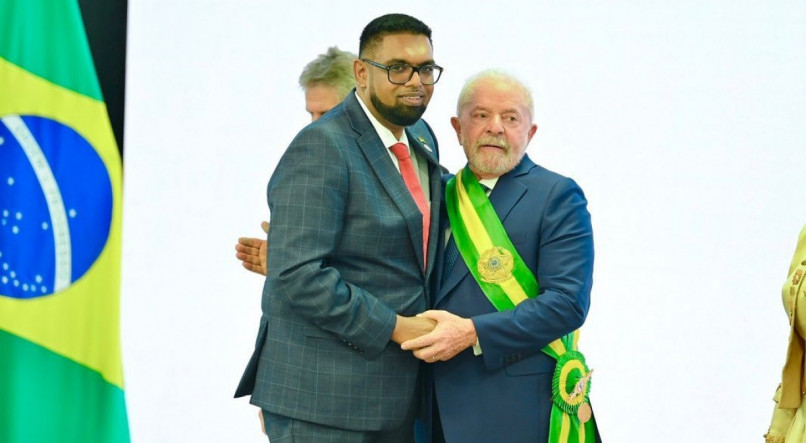 Presidente da Guiana relata que Lula prometeu apoio brasileiro para Guiana durante o conflito com a Venezuela. Além do apoio diplomático do Brasil, Lula também pretende conseguir um posicionamento do Mercosul nesta quinta (07)