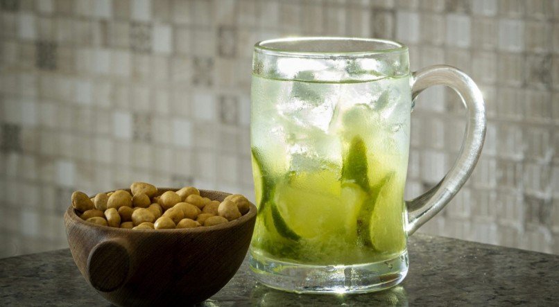 Aprenda como fazer caipirinha de modo fácil e rápido em apenas 5 minutos.