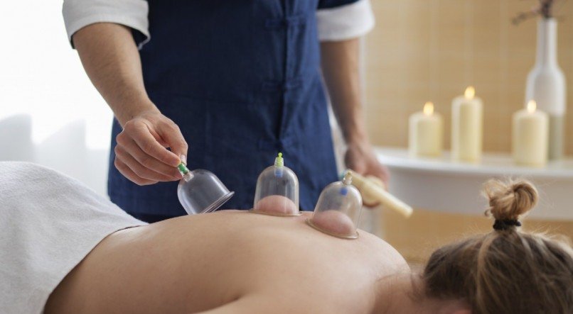 Ventosaterapia é o uso de ventosas para relaxar e melhorar circulação no corpo