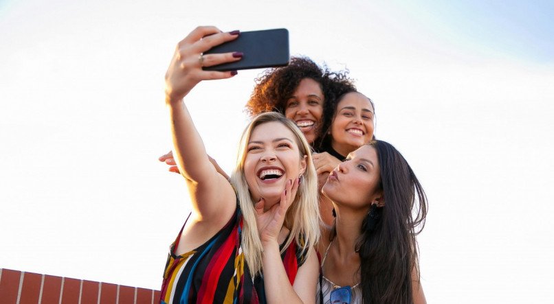 Grupo de amigas solteiras aproveitando a vida