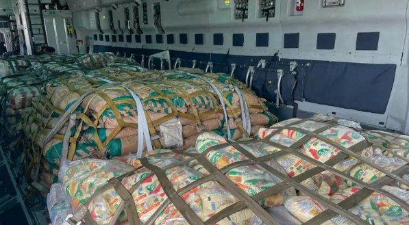 Avião com 11 toneladas de ajuda para vítimas da guerra decola no RJ