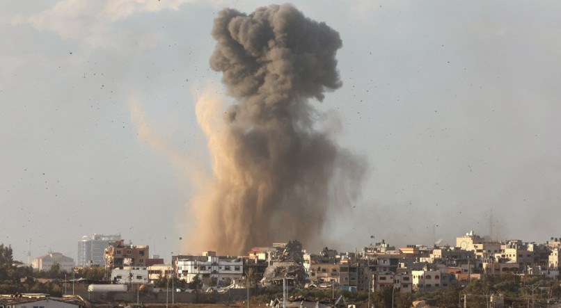 Israel intensificou, neste sábado (9), a sua ofensiva contra o movimento islamista palestino Hamas em Gaza