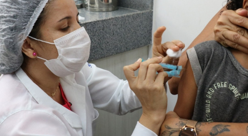 Um dia após Ministério da Saúde recomendar reforço da vacina bivalente, Recife começou a disponibilizar a vacinação