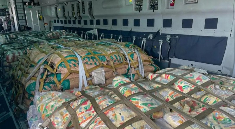 A aeronave KC-390 Millennium (Embraer), da Força Aérea Brasileira (FAB), decolou neste sábado (9) com destino ao Egito para o transporte de 11 toneladas de alimentos para ajuda humanitária à Faixa de Gaza