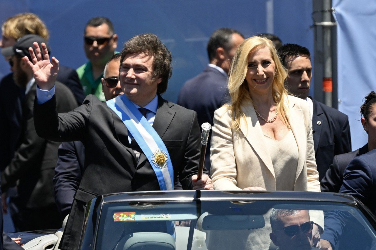 Milei assume Argentina com discurso de que 'não há dinheiro'