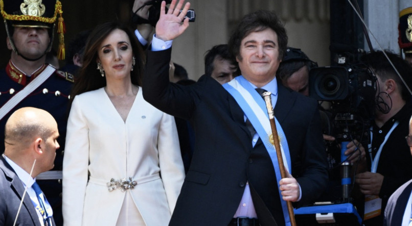 O novo presidente da Argentina, Javier Milei, acena ao lado de sua vice-presidente, Victoria Villarruel, após ser empossado, durante sua cerimônia de posse, no Congresso em Buenos Aires, em 10 de dezembro de 2023