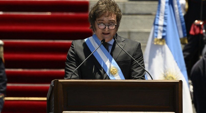 Javier Milei faz seu discurso de posse diante de multidão, durante cerimônia no Congresso, em Buenos Aires