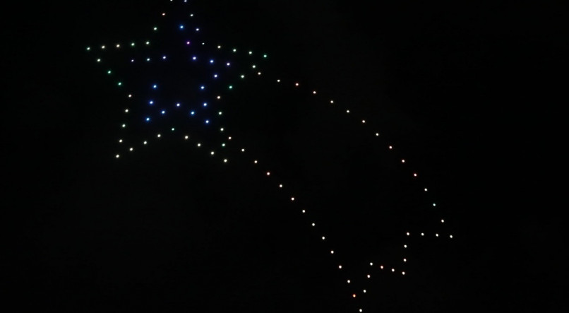 Drones formaram imagens natalinas, iluminando o céu