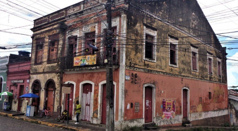 Sobrados conjugados ficam no Largo do Amparo, um dos principais pontos da folia olindense                               