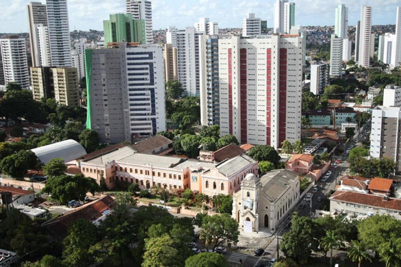 A aprovação da nova LPUOS, não representa o fim da Lei dos 12 Bairros, representa, sim, sua superação, substituindo um modelo restritivo e localizado por uma legislação abrangente