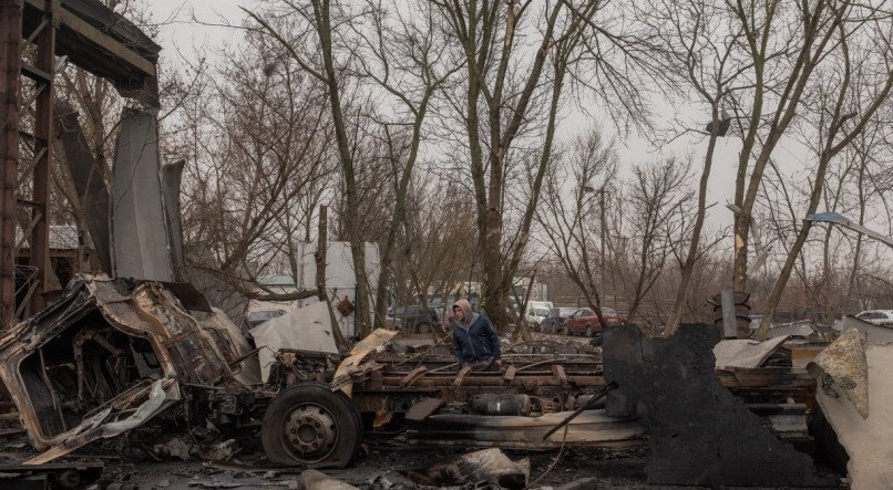 Caminhão queimado em um hangar destruído após um ataque russo, em Odesa, em meio à invasão russa da Ucrânia