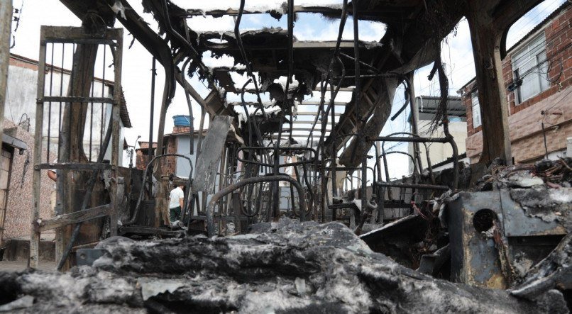 Veículos incendiados no Alto José Bonifácio, na Zona Norte do Recife