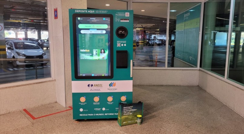 A Neoenergia instalou a máquina do Projeto Vale Luz no piso térreo do shopping RioMar Recife