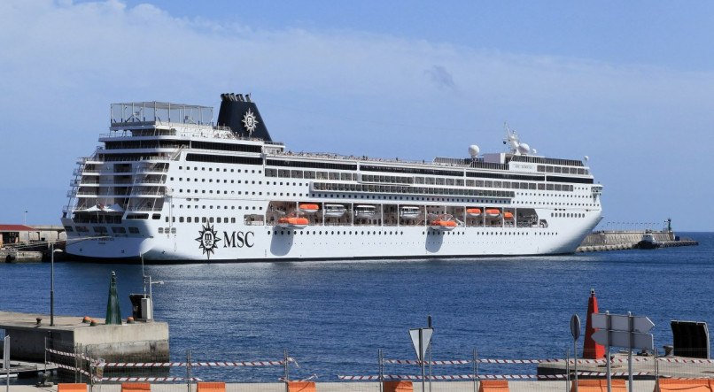 A embarcação atracou no Porto do Recife nesta quinta-feira (14) 