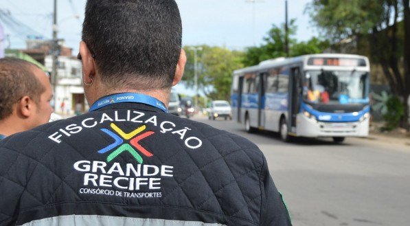 CALOR NOS ÔNIBUS: coletivos quentes recebem multas de mais de R$ 1 mil no Grande Recife