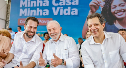 Da esquerda para direita: deputado Guilherme Nunes, presidente Lula e ministro da Fazenda Fernando Haddad durante evento de início das obras do empreendimento "Copa do Povo" para criação de habitacionais do Minha Casa, Minha Vida construídos pelo MTST