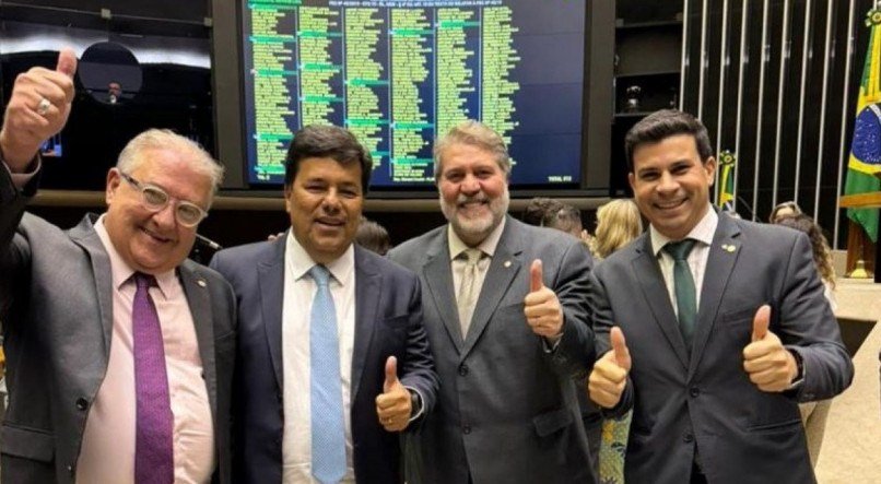 Parte da bancada pernambucana celebrando a renovação da isenção fiscal para setor automotivo no Estado