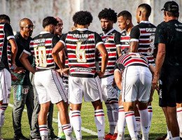 Jogadores do Santa Cruz durante amistoso na pré-temporada