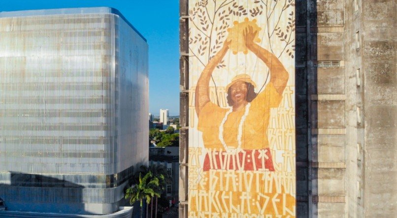 Megamural na Avenida Conde da Boa Vista homenageia Mestra Aurinha do Coco