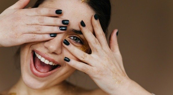 Unha marrom; unhas