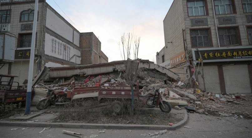 Edifício desabado após um terremoto em Dahejia, condado de Jishishan, na província de Gansu, noroeste da China