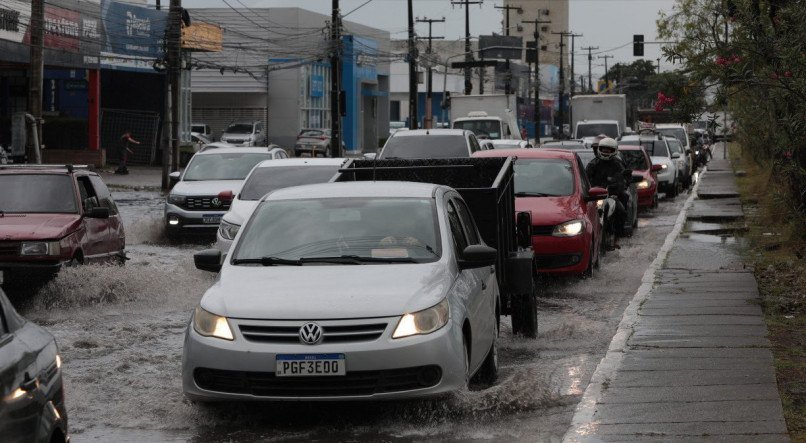 Imagem da &uacute;ltima ter&ccedil;a-feira (19) que mostra a Avenida Marechal Mascarenhas de Moraes alagada