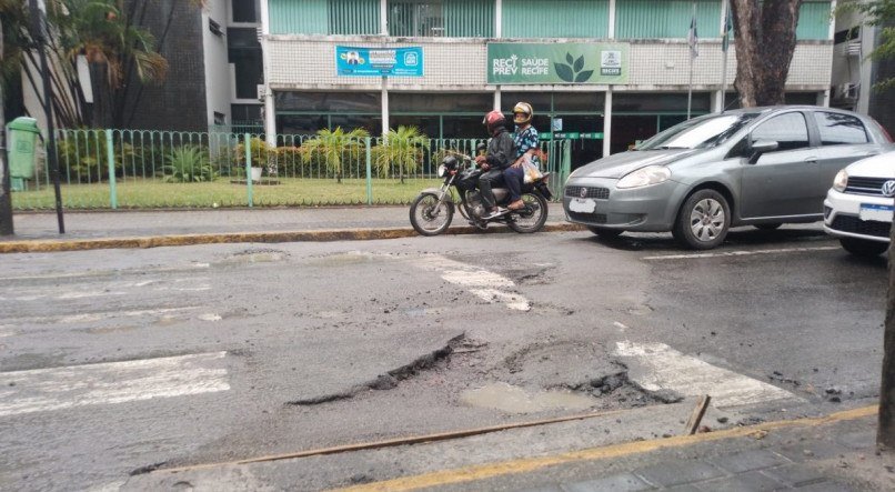 Crateras em frente ao Reciprev colocam motoristas em risco