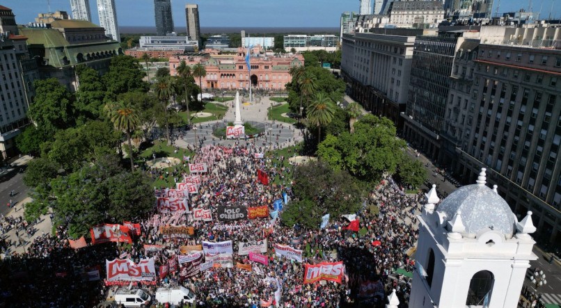 Manifestantes dos movimentos sociais de esquerda Polo Oper&aacute;rio e Movimento Socialista dos Trabalhadores marcharam por algumas quadras at&eacute; a Plaza de Mayo, em frente &agrave; Casa Rosada, sede da Presid&ecirc;ncia