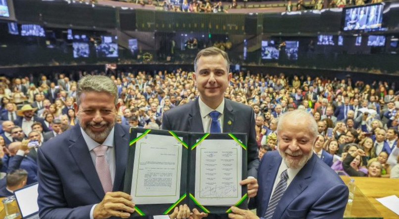 Lira, Pacheco e Lula mostram a emenda constitucional já assinada
