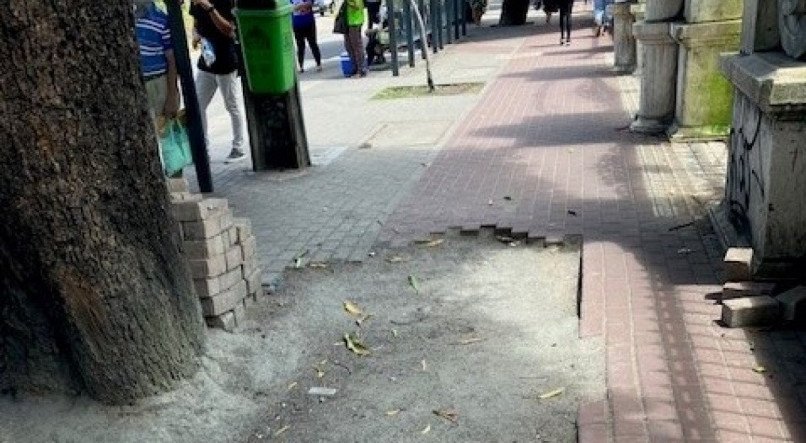 Avenida Conde da Boa Vista pede socorro com descaso da Prefeitura do Recife