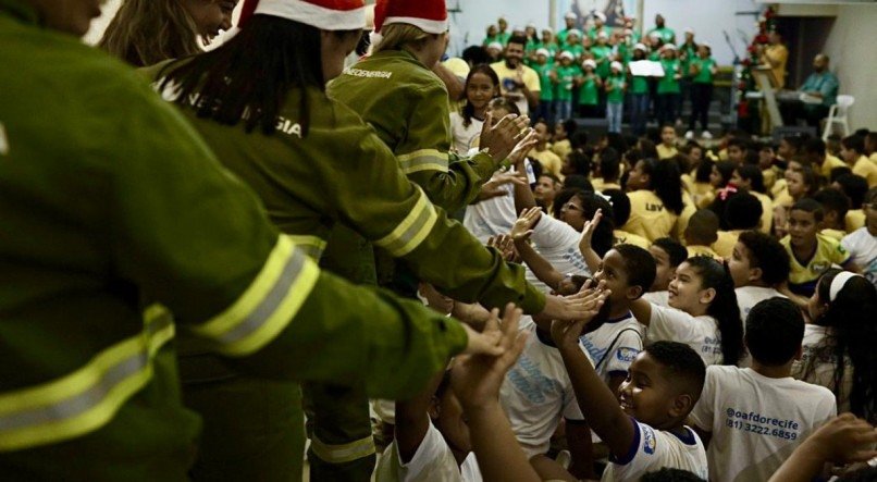 Celebração do Natal da Neoenergia atendeu a 430 crianças atendidas pela Legião da Boa Vontade (LBV), da Organização de Auxílio Fraterno (OAF) e do Movimento Pró-Criança