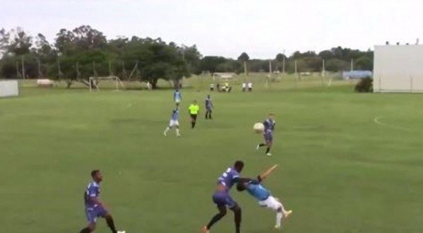 Momento da fratura do jogador do Grêmio