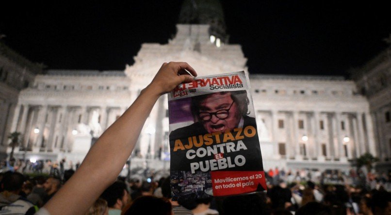 Manifestação contra o novo governo do presidente argentino Javier Milei em frente ao Congresso Nacional, em Buenos Aires