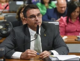 Flávio Bolsonaro protocola pedido de impeachment de Moraes no Senado