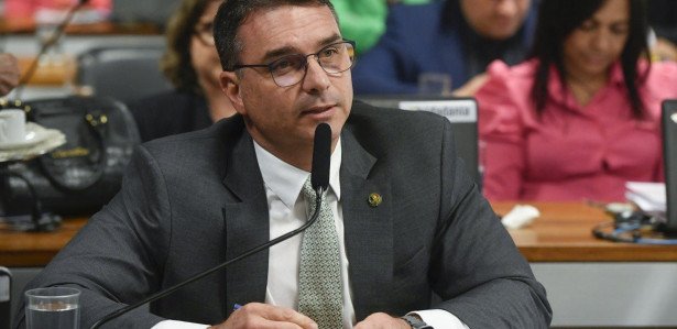 Comissão de Constituição, Justiça e Cidadania (CCJ) realiza sabatina dos indicados para o Supremo Tribunal Federal (STF) e para a Procuradoria-Geral da República (PGR).

Em pronunciamento, à bancada, senador Flávio Bolsonaro (PL-RJ).

Foto: Jeferson Rudy/Agência Senado