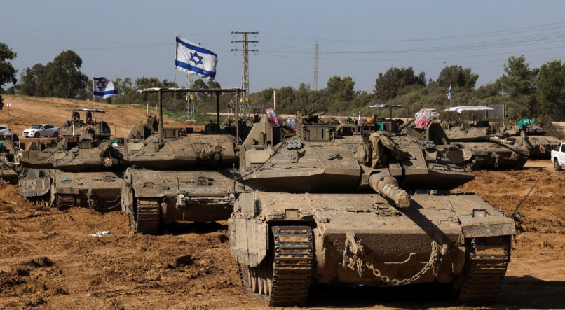 O Exército israelense continuou, nesta sexta-feira (22), sua ofensiva terrestre e aérea contra o Hamas na Faixa de Gaza