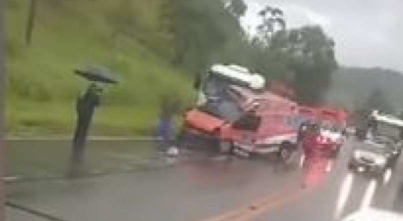 Acidente entre ambulância e caminhão deixa 5 mortos