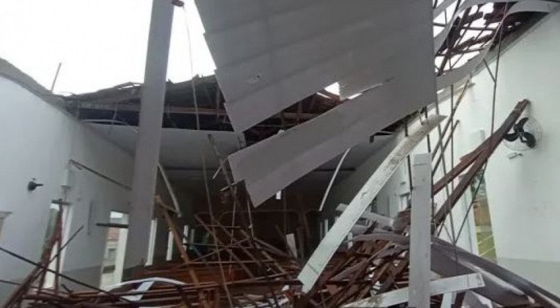 Teto de igreja desaba e deixa 80 pessoas feridas