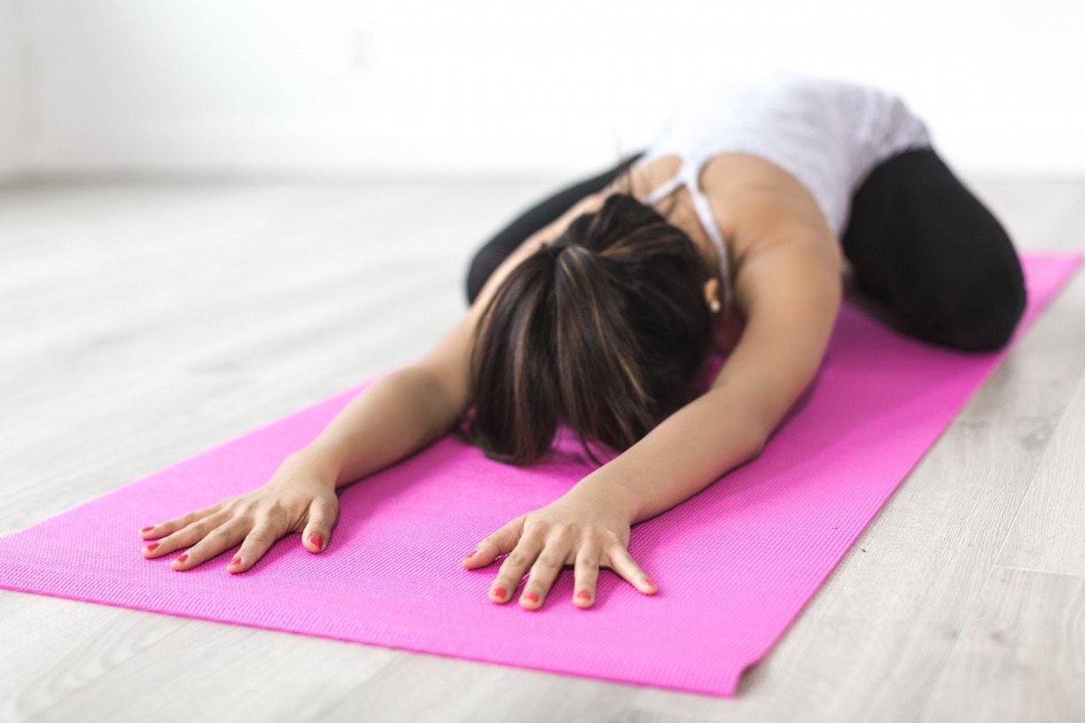 Exercício do pilates para fazer no solo.
