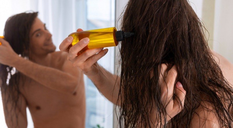 Confira como usar azeite de oliva no cabelo para nutrir e acabar com o frizz.
