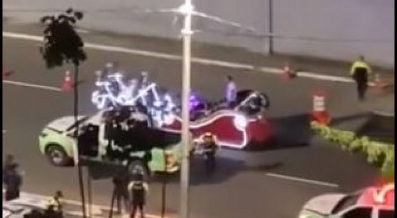 Um trenó de Papai Noel foi parado por uma blitz na noite desse domingo (24) em Salvador
