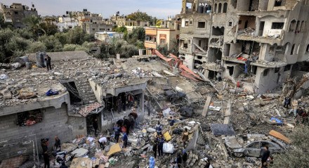 Israel prosseguiu com os bombardeios na Faixa de Gaza nesta terça-feira (26), depois de anunciar que pretende intensificar ainda mais sua ofensiva, até "desmilitarizar" e "desradicalizar" o território governado pelo Hamas