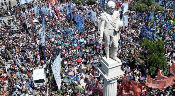Central sindical Argentina convoca dia de greve geral contra reformas de Milei