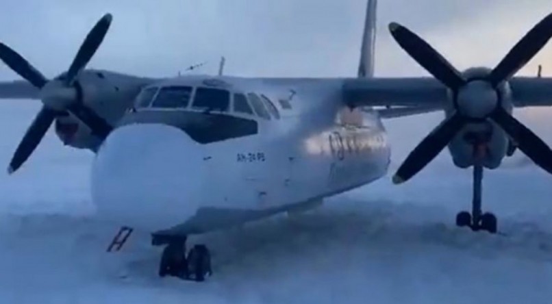 Um avião pousou por engano em um rio congelado na Rússia.