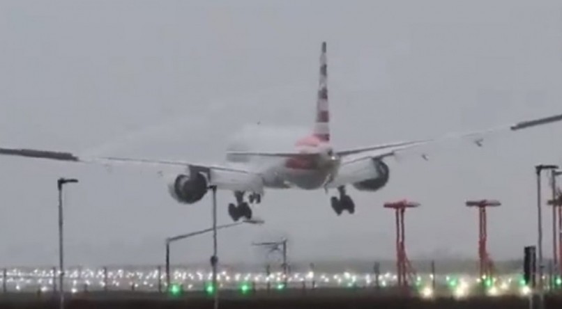 Vento e chuva fortes dificultam aterrissagem de Boeing