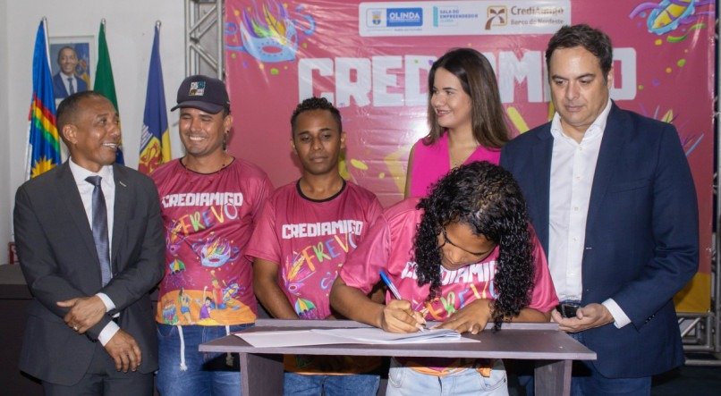 Professor Lupércio, prefeito de Olinda, e Paulo Câmara, presidente do Banco do Nordeste, com beneficiários do Crediamigo Olinda