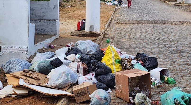 Sem coleta de lixo nas ruas de Quipapá