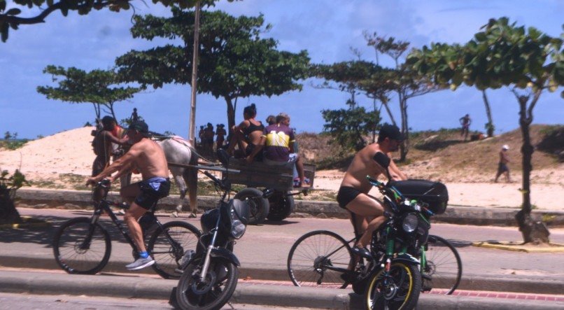 Carroça movida a tração animal circula no calçadão de Boa Viagem